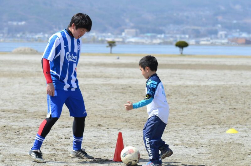 コーチと選手（子どもの）コミュニケーションの画像